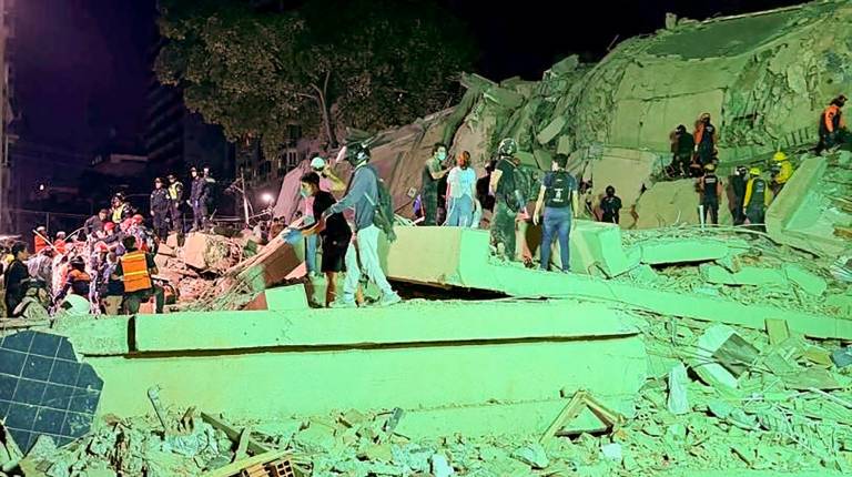 <i>Un edificio en ruinas en Caracas tras los fuertes terremotos que han sacudido Venezuela. / Iris Estrada / Zuma Press / Europa Press / ContactoPhoto.</i>