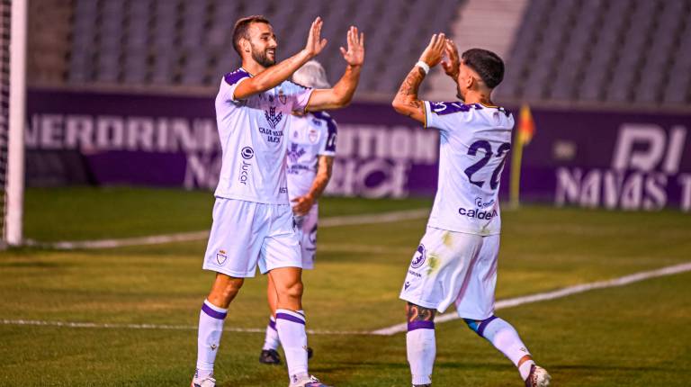 <i>El jugador del Real Jaén Peque Polo celebra su gol en La Victoria ante el Cacereño. / Miranda López / Real Jaén CF</i>