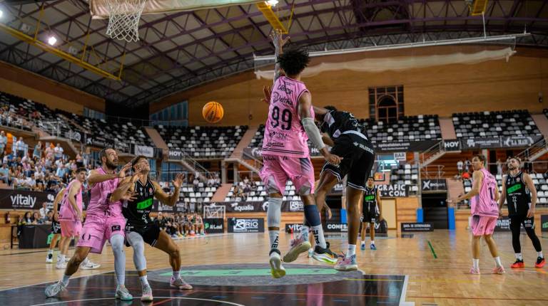 <i>Curtis Larousse del Jaén Paraíso Interior FS Baloncesto, se eleva para luchar por un rebote durante el encuentro contra el Iren BCB en el pabellón de deportes. / Jaén Paraíso Interior.</i>