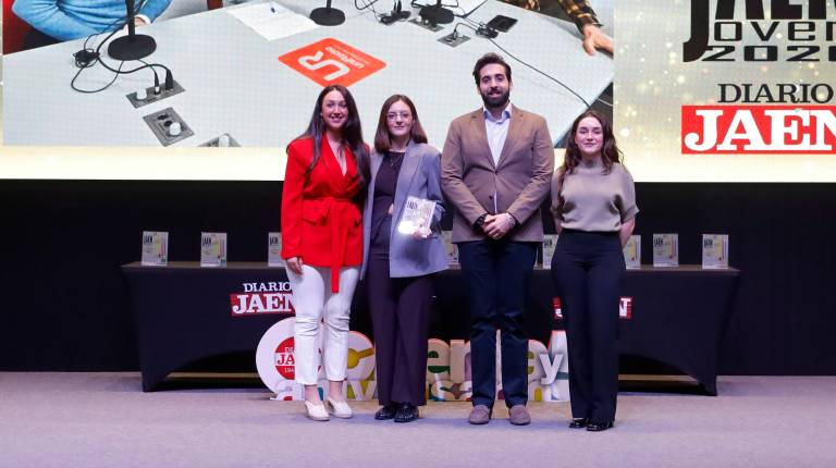 <i>María Dolores Ruiz Sánchez entrega el galardón a Mireia Servián López, David Jiménez Vázquez y a Laura Zafra Palomino. / Jason Moyano / Diario JAÉN. </i>