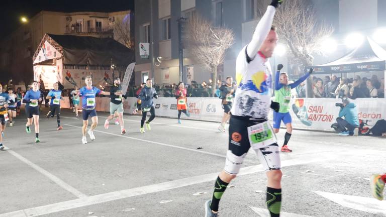 La emoción de los últimos metros de la Carrera de San Antón 2026, en imágenes