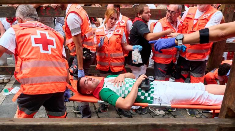 <i>Corredor herido tras el cuarto encierro de los Sanfermines protagonizado por toros de Álvaro Núñez. / Eduardo Sanz / Europa Press.</i>