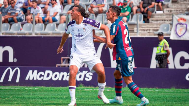 <i>Yanis trata de ganar la posición ante un defensa de la SD Huesca. / Real Jaén CF. </i>