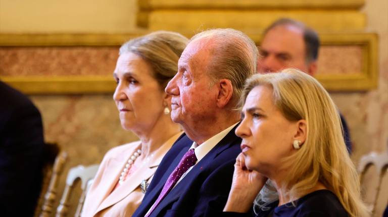 <i>El Rey emérito Juan Carlos I, acompañado de sus hijas Elena y Cristina. / Ana López / Europa Press.</i>