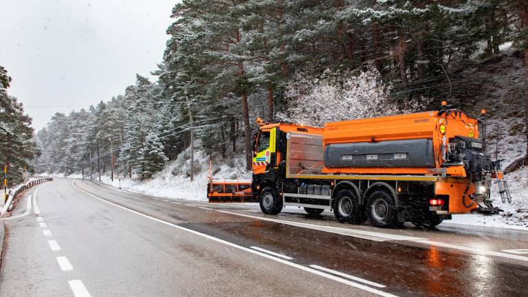 Muere una conductora al chocar con una quitanieves en la A-1