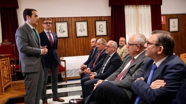 <i>Reunión del consejero José Antonio Nieto con los operadores jurídicos de Villacarrillo, en marzo. Archivo. / Junta de Andalucía.</i>