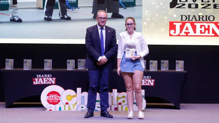 <i>El delegado del Colegio de Gestores Administrativos, Blas Ogáyar posando junto a la campeona premiada, María Isabel López Elvira. / Jason Moyano / Diario JAÉN. </i>