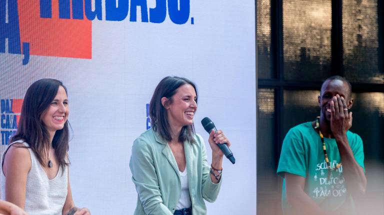 <i>Irene Montero, entre Ione Belarra y Serigne Mbaye, en el acto de Podemos. / Ricardo Rubio / Europa Press.</i>