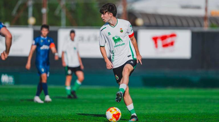 <i>Diego Fuentes controla el balón en un partido con el filial del Racing de Santander. / Cedida Real Jaén.</i>