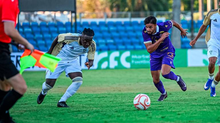 <i>Moha Keita lucha por un balón dividido en el partido contra el Marbella FC.</i>