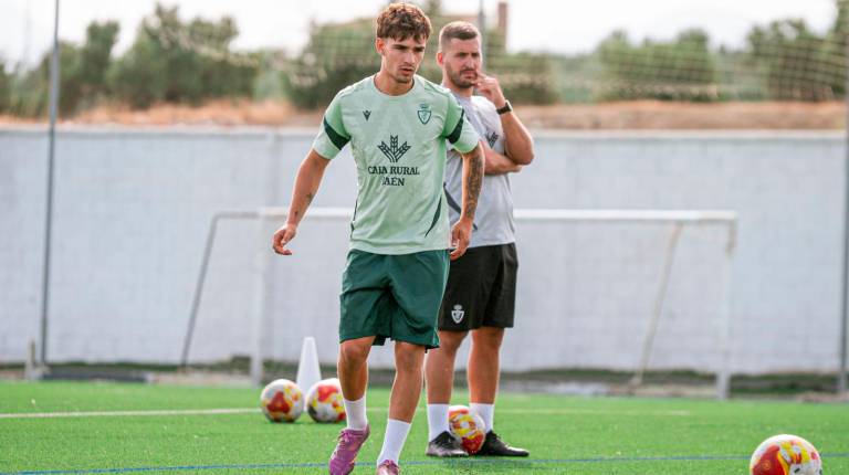 <i>Adri Fernández, en una sesión de entrenamiento en Las Lagunillas. / Real Jaén.</i>