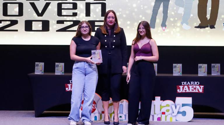<i>Adriana Martínez y Diana Morcillo recogen el premio de manos de Ana María Gómez Martos, adjunta a la Dirección de Diario JAÉN. / Jason Moyano / Diario JAÉN.</i>