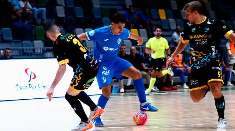 <i>Titín realiza una jugada en el Olivo Arena entre Josete y Cristian Rubio, jugadores de El Ejido.</i>