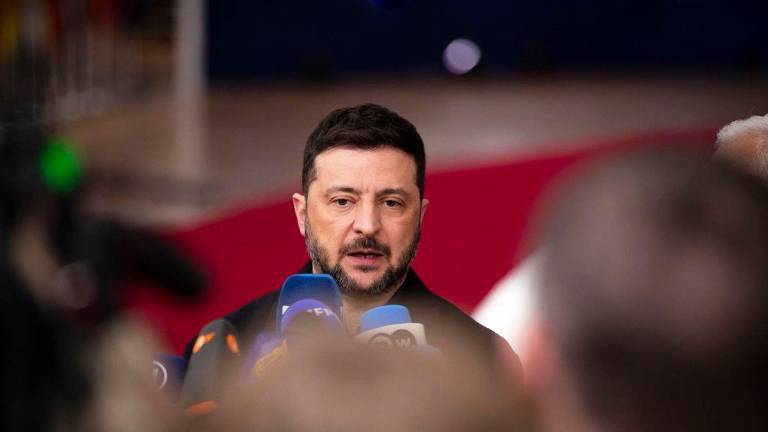 Zelenski anuncia que su Ejército venderá excedentes de armas en Berlín y Copenhague