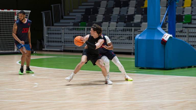 Guillermo Vergara protege el balón en un entrenamiento en el Olivo Arena. Joaquín Quirós. / Jaén CB.