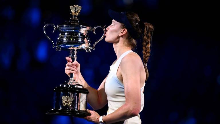 Rybakina sorprende a Sabalenka y conquista el título en Australia