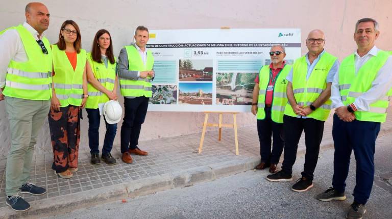 <i>Julio Millán, Manuel Fernández, África Colomo, Javier Padorno, José María Cano y representantes de Adif y de Vilor Construcciones. / Subdelegación del Gobierno.</i>