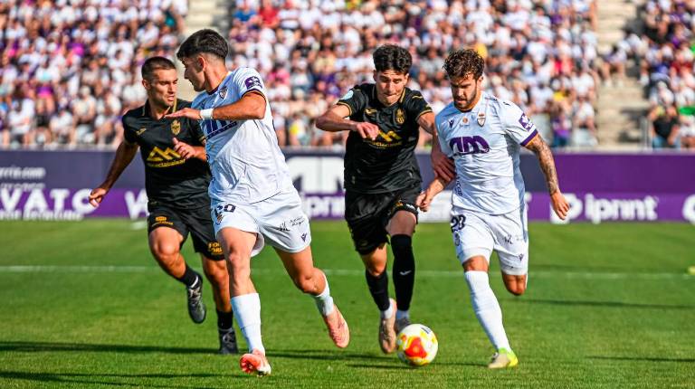 <i>Mauro y David Serrano, en una jugada del partido del Real Jaén frente al Atlético Baleares en La Victoria. / Real Jaén. </i>
