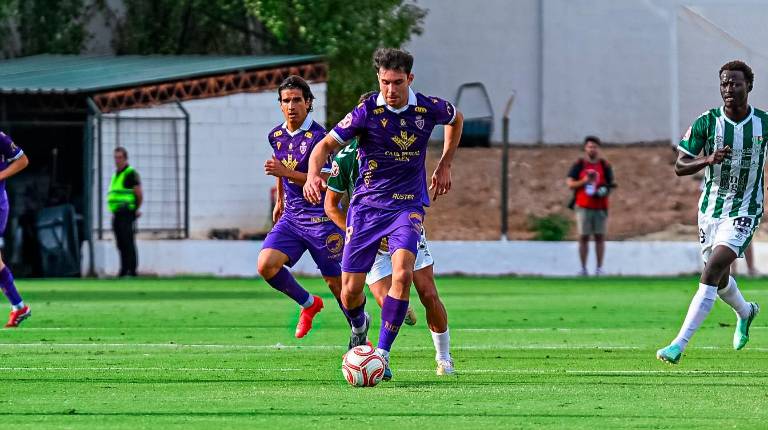 <i>Nacho Castillo controla el balón. / Miranda López / Real Jaén.</i>