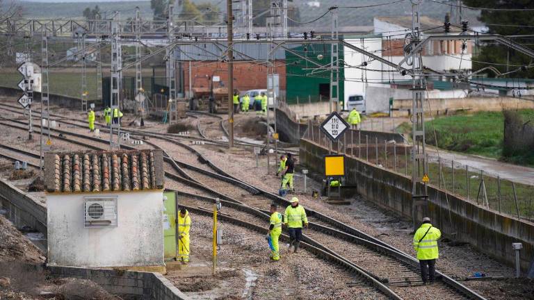 Cortada por acumulación de agua la vía del tren de Jaén a Córdoba