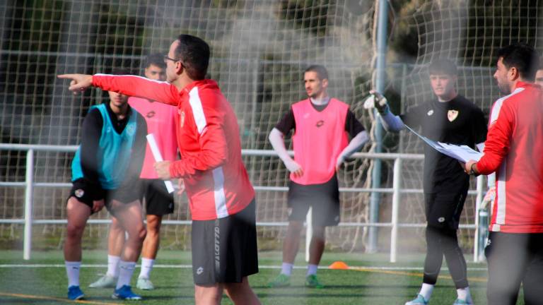 Los jugadores escuchan las indicaciones del técnico. / Linares Deportivo.