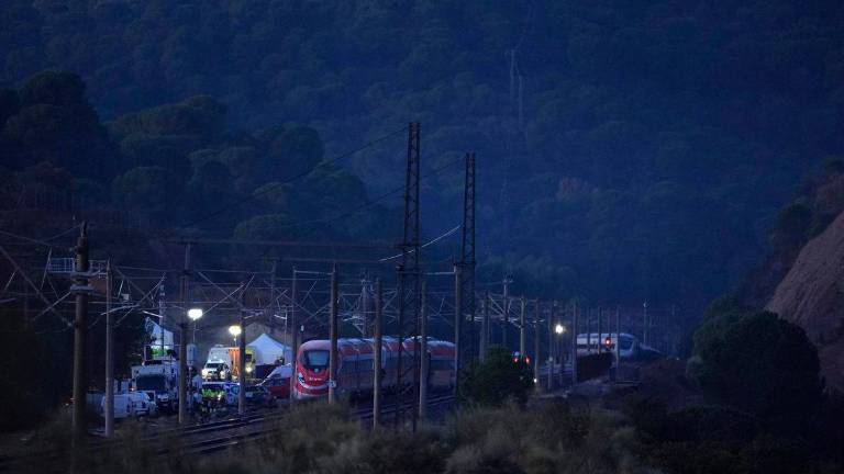 Dos nuevas grúas se incorporan a las tareas para el levantamiento de los vagones siniestrados en Adamuz