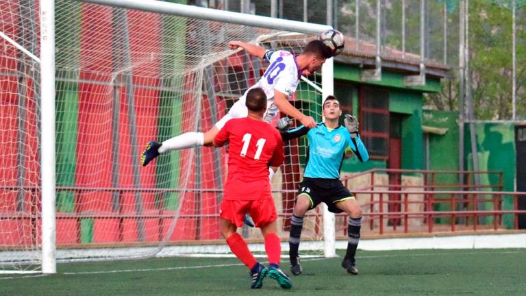 El Real Jaén remonta y golea a Los Villares