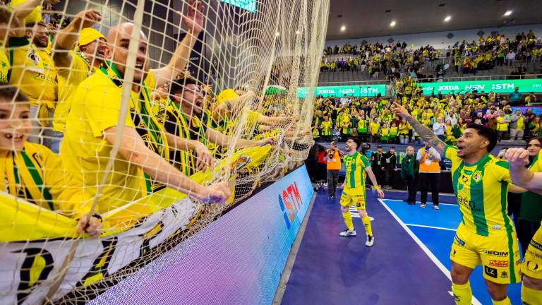 La fiesta del Jaén Paraíso Interior y su marea amarilla