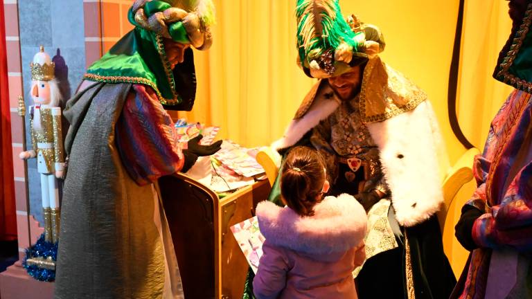 La ilusión es más fuerte que la lluvia: Melchor, Gaspar y Baltasar visitan la provincia