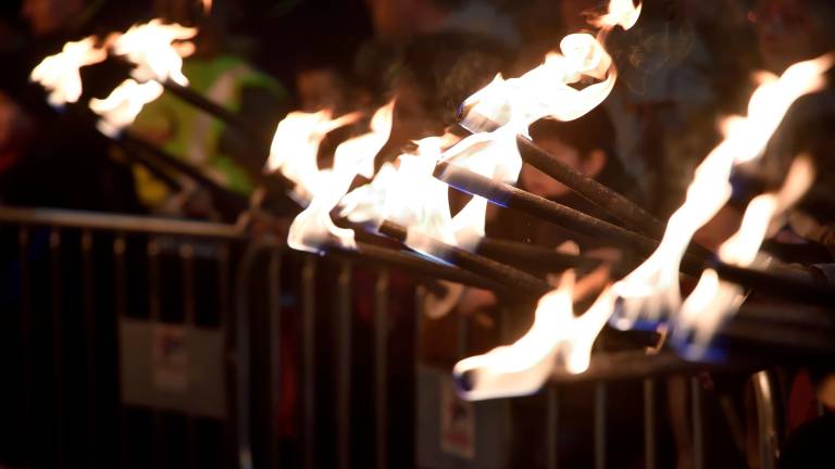 Imagen de archivo del público sosteniendo antorchas durante la Carrera Urbana Internacional Noche de San Antón de 2023. / Juande Ortiz / Diario JAÉN.