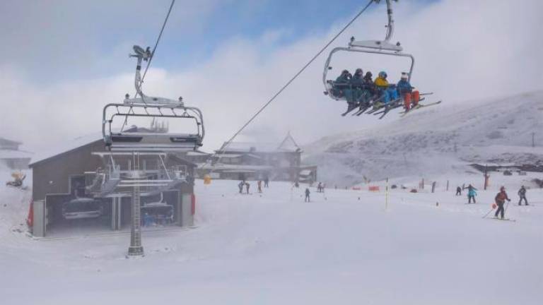 La estación de esquí de Sierra Nevada, cerrada este jueves por fuertes rachas de viento