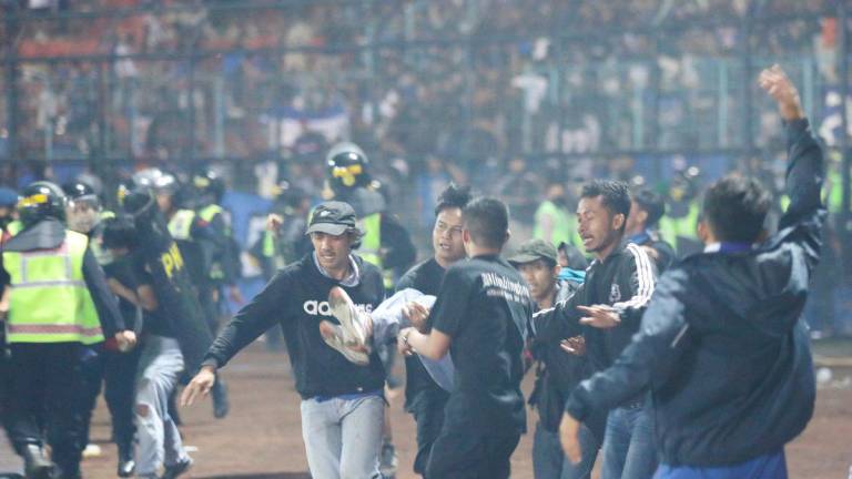 Rebajan a 125 los fallecidos en la tragedia del estadio de Malaing, en Indonesia