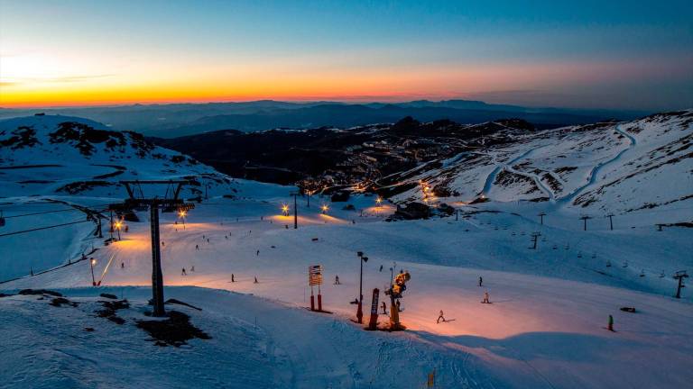 Sierra Nevada estrena el esquí nocturno este sábado