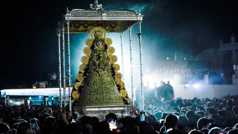 La Virgen del Rocío vuelve a su ermita tras once horas de procesión por la aldea