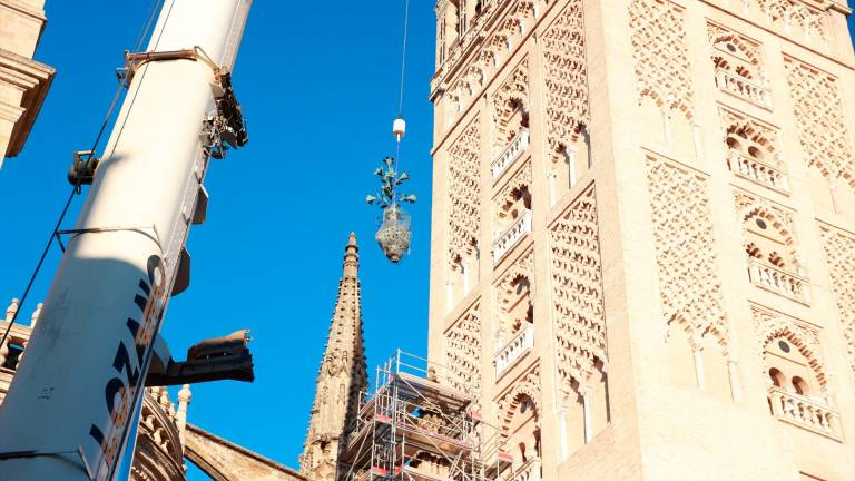 Retiran las azucenas que coronan la Giralda tras la caída de una por el temporal