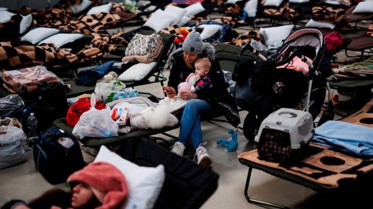 Una madre ucraniana con su hijo en Jaroslaw (Polonia), en febrero de 2022. / Alejandro Martínez Vélez / Europa Press.