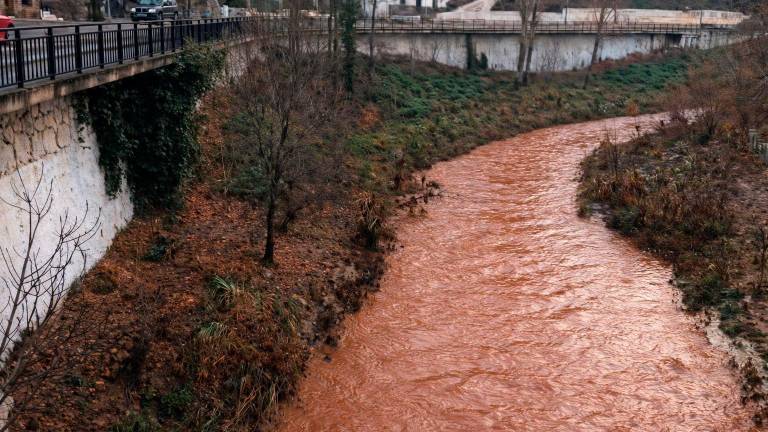 Baja el caudal del río Guadalimar a su paso por La Puerta