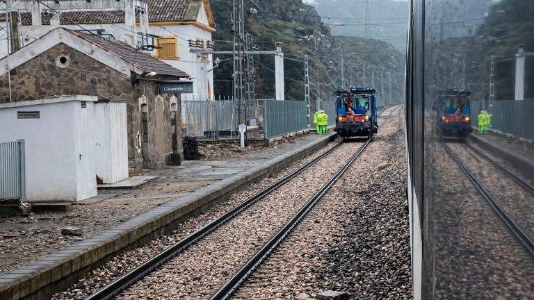 Los técnicos trabajan para reestablecer el suministro eléctrico.