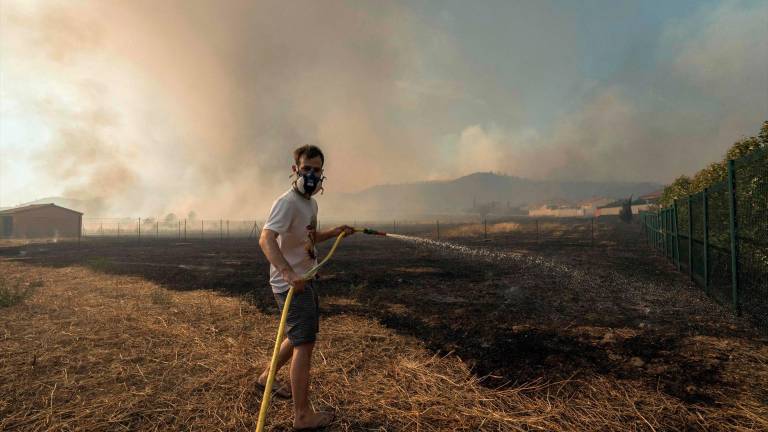Francia se enfrenta a un incendio de magnitud “inédita” con un muerto y 16.000 hectáreas quemadas