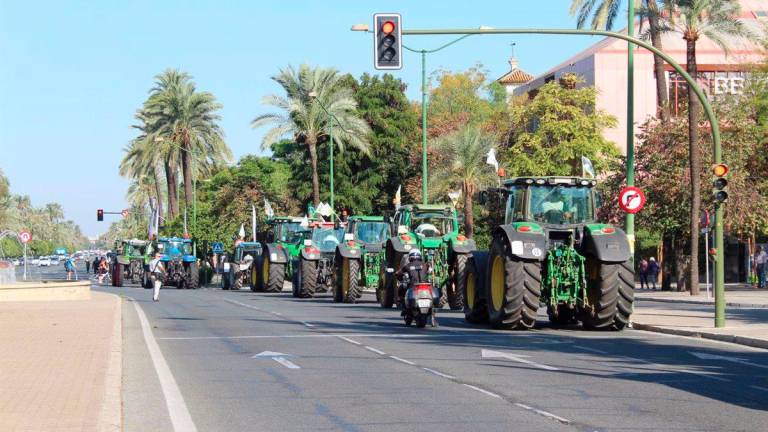 Así arrojaron los manifestados en Sevilla un camión de estiércol en la avenida de la Palmera