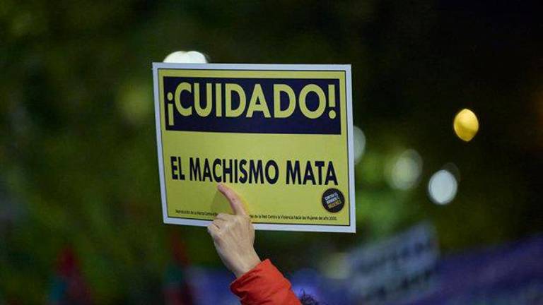 Una mujer de Jaén recoge firmas para exigir mejoras en las pulseras antimaltrato