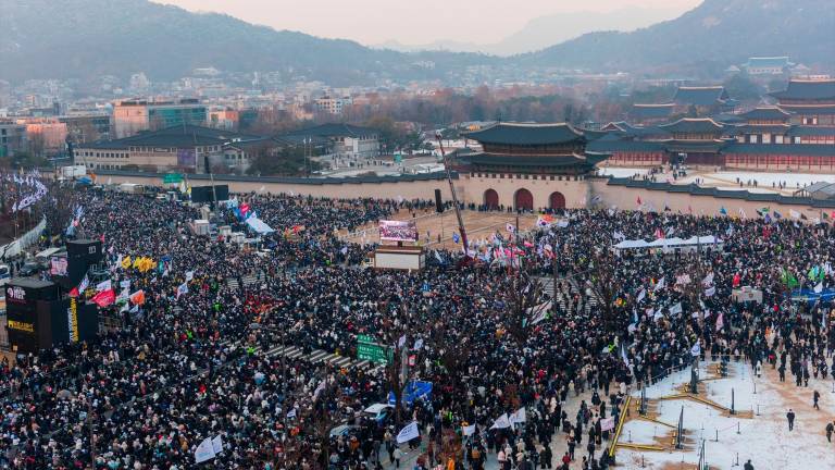 Miles de personas exigen la detención del expresidente surcoreano Yoon
