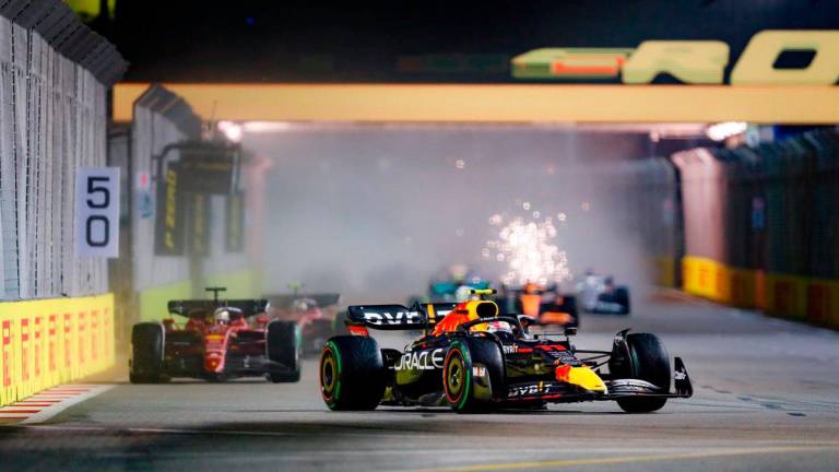 Pérez reina en Singapur y Sainz sube al podio