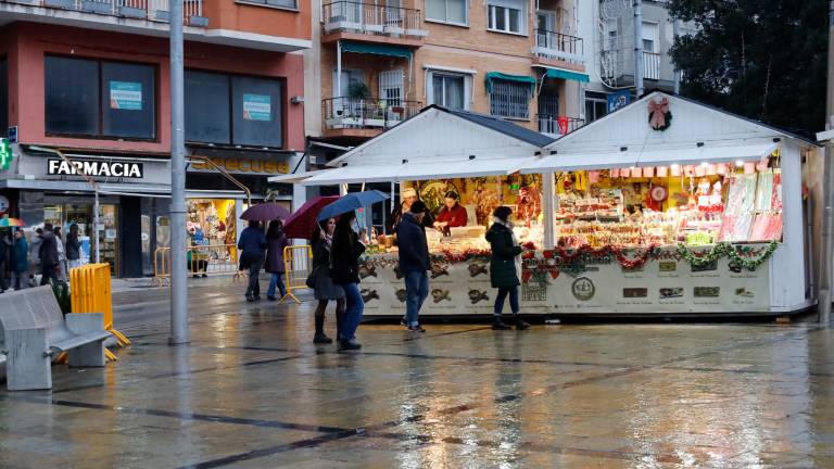 El fin de semana comienza con nubes persistentes y lluvias débiles