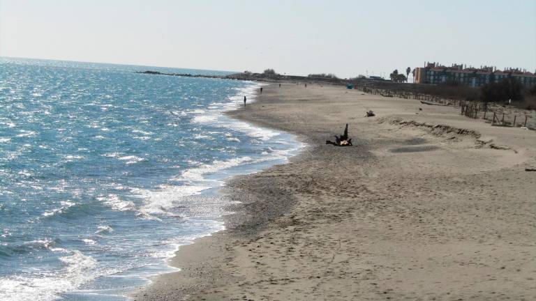 Hallan el cuerpo sin vida de una mujer en la orilla de una playa en Málaga