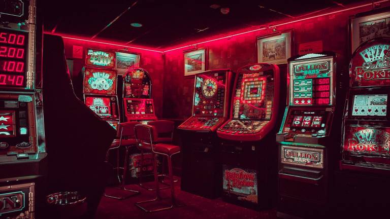 Condenados dos salones de juegos de Linares por permitir la entrada a un ludópata