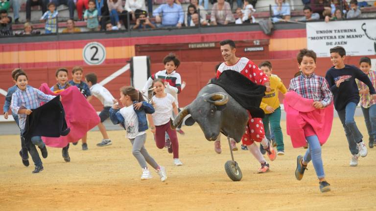 Los “enanitos toreros” sacan las risas de los niños en un espectáculo cómico y taurino