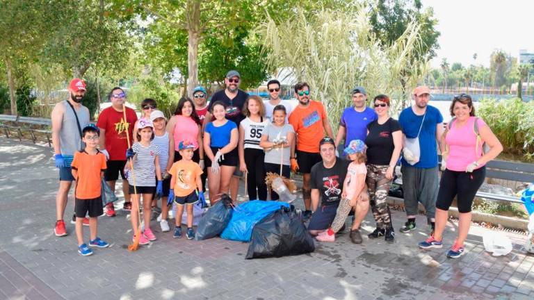 Voluntarios dan ejemplo y se ponen a limpiar la naturaleza