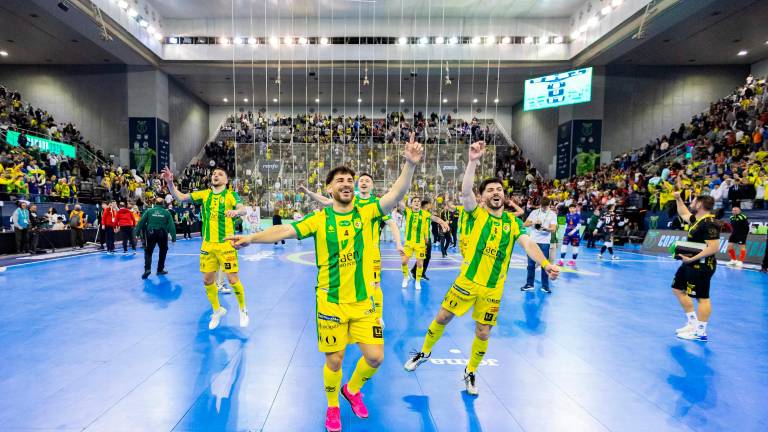 La fiesta del Jaén Paraíso Interior y su marea amarilla