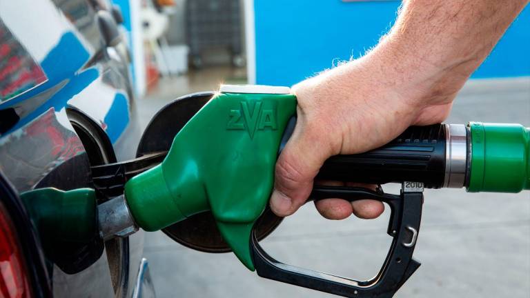 Los carburantes tocan precios mínimos del verano en pleno puente de agosto